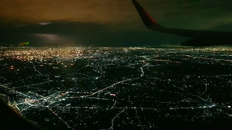 Ville la nuit vue du hublot d’un avion