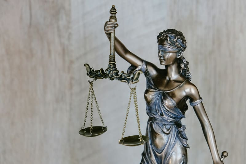 Statue de la Justice aux yeux bandés