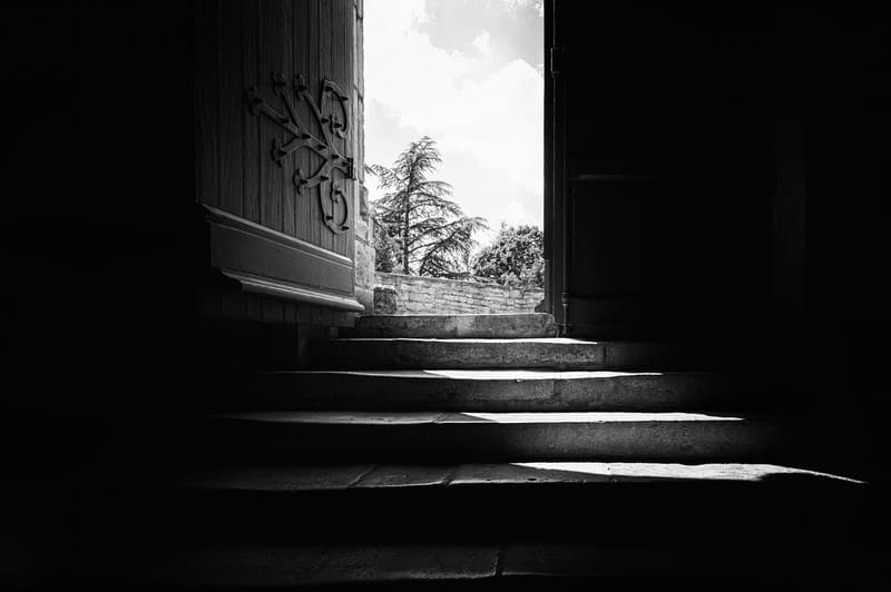Porte ouverte sur la lumière