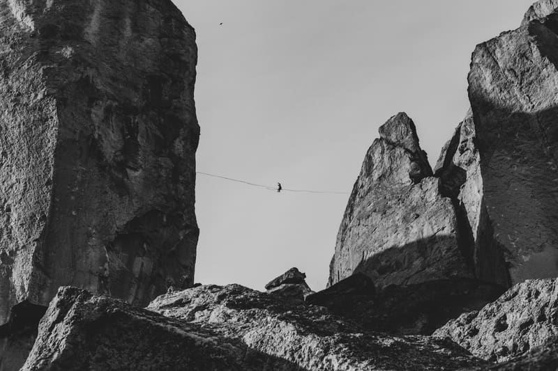 Funambule entre deux falaises