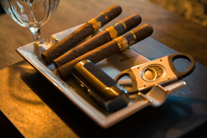 Cigares posés sur un plateau