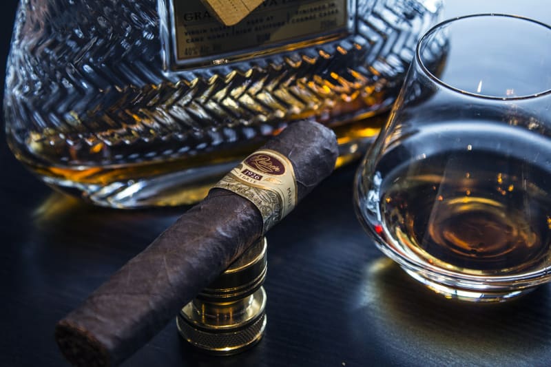 Cigare et verre de cognac